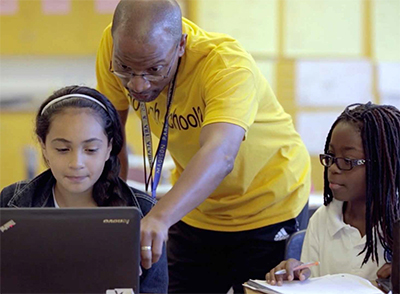 Teacher Pete Knight works with students at Madison Park Academy (Photo / The Learning Accelerator / Courtesy Rogers Family Foundation)