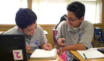 Middle school students work together at Madison Park Academy (Photo / The Learning Accelerator / Courtesy Rogers Family Foundation)