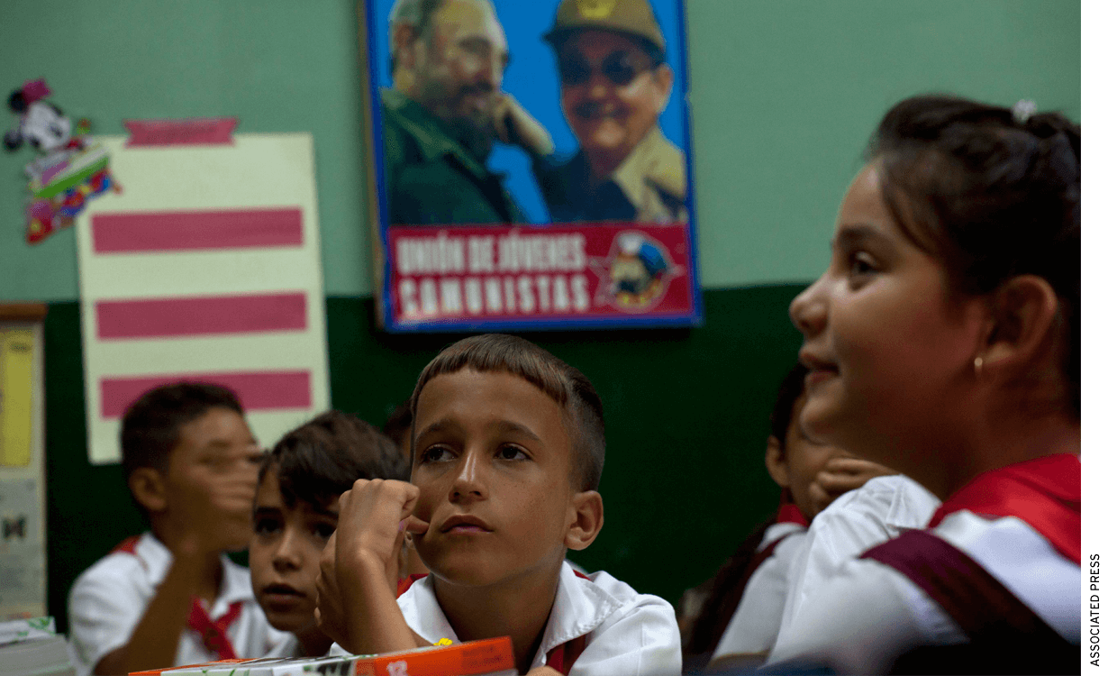  studentul Michael Aladro, în vârstă de 10 ani, stă în clasă cu colegii de clasă în prima sa zi înapoi la școală la școala elementară Angela Landa din Old Havana, Cuba.